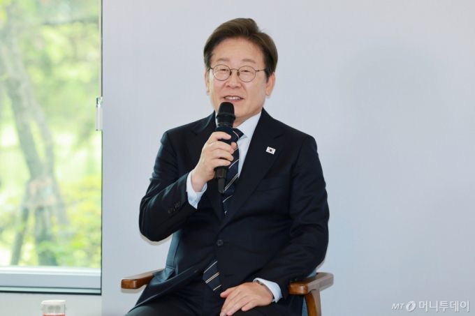 [서울=뉴시스] 고범준 기자 = 이재명 대통령이 30일 서울 용산 대통령실 파인그라스에서 열린 문화예술계 수상자 간담회에서 발언하고 있다. 2025.06.30. bjko@newsis.com /사진=고범준