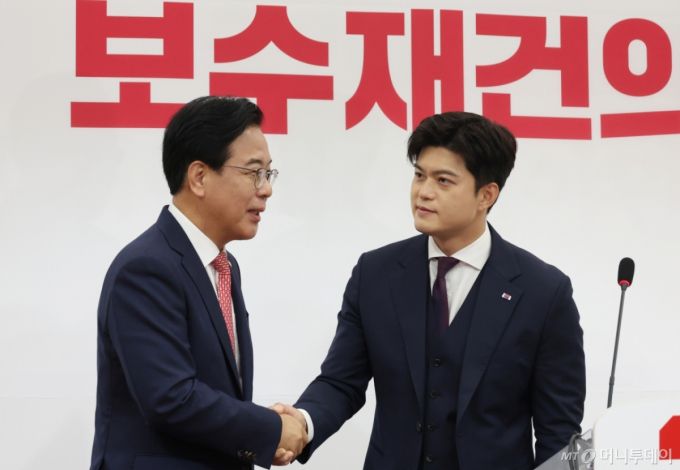 김용태 국민의힘 비상대책위원장이 30일 서울 여의도 국회에서 퇴임 기자회견을 하던 중 송언석 원내대표와 악수하고 있다. 2025.06.30. /사진=뉴시스 /사진=고승민