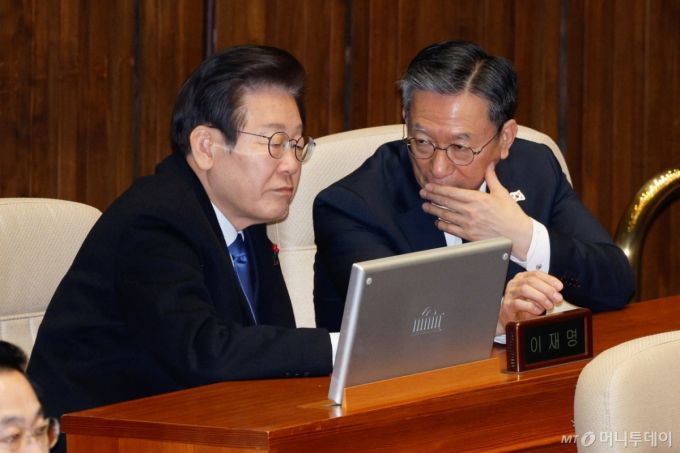 (서울=뉴스1) 안은나 기자 = 이재명 더불어민주당 대표(왼쪽)와 정성호 의원이 13일 오후 서울 여의도 국회에서 열린 제419회국회(임시회) 제3차 본회의에서 윤석열 대통령 위헌적 비상계엄 선포 내란행위 관련 긴급현안질문을 들으며 대화하고 있다. 2024.12.13/뉴스1  Copyright (C) 뉴스1. All rights reserved. 무단 전재 및 재배포,  AI학습 이용 금지. /사진=(서울=뉴스1) 안은나 기자