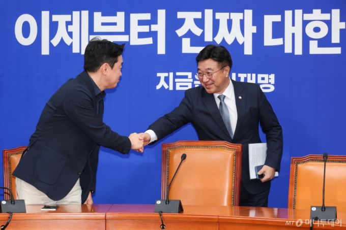 (서울=뉴스1) 안은나 기자 = 윤호중 더불어민주당 총괄선거대책본부장이 5일 오전 서울 여의도 국회에서 열린 기자간담회에 참석해 강훈식 수석부본부장과 악수하고 있다. 2025.5.5/뉴스1  Copyright (C) 뉴스1. All rights reserved. 무단 전재 및 재배포,  AI학습 이용 금지. /사진=(서울=뉴스1) 안은나 기자