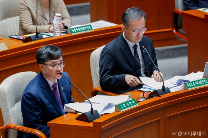 (서울=뉴스1) 안은나 기자 = 임기근 기획재정부 2차관이 30일 오전 서울 여의도 국회에서 열린 제426회국회(임시회) 예산결산특별위원회 제1차 전체회의에서 의원 질의에 답하고 있다. 2025.6.30/뉴스1  Copyright (C) 뉴스1. All rights reserved. 무단 전재 및 재배포,  AI학습 이용 금지. /사진=(서울=뉴스1) 안은나 기자