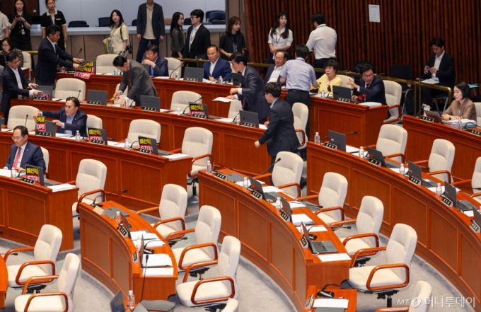 (서울=뉴스1) 안은나 기자 = 국민의힘 박형수 간사와 의원들이 30일 오후 서울 여의도 국회에서 열린 제426회국회(임시회) 예산결산특별위원회 제1차 전체회의에서 의원석에 '예산독재 STOP'이라고 적힌 피켓을 떼어내고 있다. 여야가 이재명 정부 첫 추경안 심사를 위한 예결위 종합정책질의를 이틀간 진행하기로 합의함에 따라 이날 오전 회의를 보이콧했던 국민의힘은 오후 질의에 참석했다. 2025.6.30/뉴스1  Copyright (C) 뉴스1. All rights reserved. 무단 전재 및 재배포,  AI학습 이용 금지. /사진=(서울=뉴스1) 안은나 기자