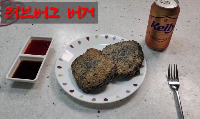 이충근이 러브버그로 만든 햄버그스테이크에 대해 "나무 맛이 난다"고 평가했다. /사진=유튜브 갈무리