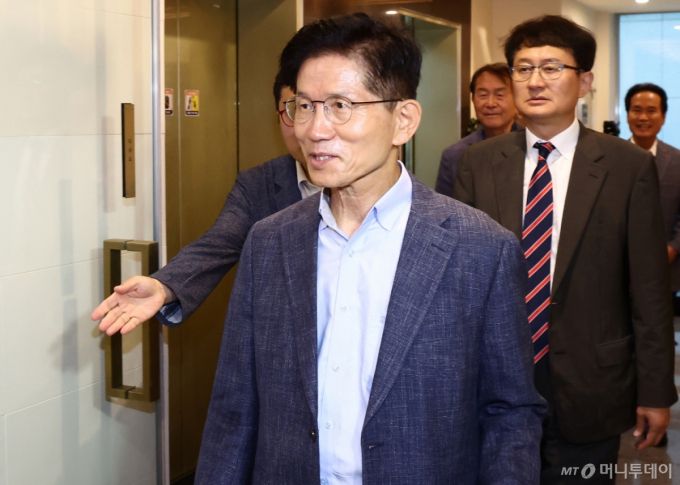 김문수 전 국민의힘 대통령 후보가 20일 대선 후 캠프 관계자들과 오찬을 하기 위해 서울 여의도의 한 중식당으로 들어가고 있다. 2025.6.20/사진=뉴스1 /사진=(서울=뉴스1) 김민지 기자