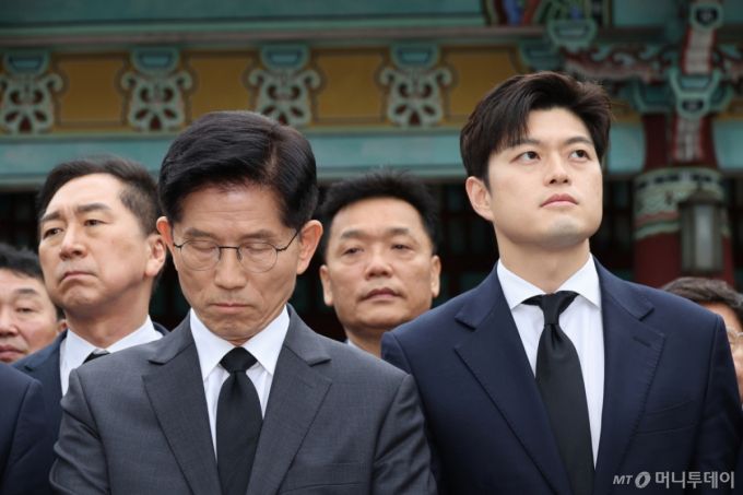 김문수 국민의힘 대통령 후보와 김용태 비상대책위원장이 17일 오전 광주 북구 5.18민주묘지를 찾아 참배한 뒤 이동하고 있다. (공동취재) 2025.05.17. /사진=뉴시스 /사진=