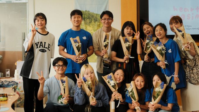 ▲강릉살자 8기 멤버들이 진행한 플리마켓 ‘파도상점’이 지난 6월 29일 파도살롱 교동점에서 열렸다. 이곳은 현재 이주 청년들의 제품으로 채워진 ‘이발소 편집숍’으로 운영 중이다./사진제공=더웨이브컴퍼니