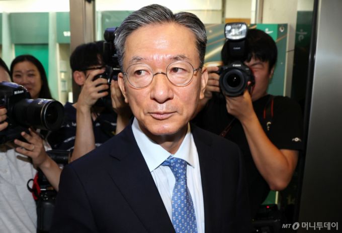 (서울=뉴스1) 임세영 기자 = 정성호 법무부 장관 후보자가 1일 오전 서울 종로구 적선현대빌딩에 마련된 인사청문회 준비 사무실로 출근하고 있다.  2025.7.1/뉴스1  Copyright (C) 뉴스1. All rights reserved. 무단 전재 및 재배포,  AI학습 이용 금지. /사진=(서울=뉴스1) 임세영 기자