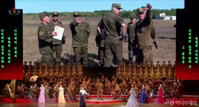 북한 조선중앙TV는 30일 김정은 북한 국무위원장이 방북한 올가 류비모바 러시아 문화장관을 접견하고 예술공연을 관람했다고 보도했다. 예술인 공연 중 무대 배경화면에 러시아 파병 북한군의 모습이 공개됐다. / 사진=뉴시스(조선중앙TV)