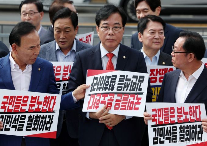 송언석(가운데) 당대표 권한대행 겸 원내대표가 1일 오전 서울 용산구 대통령실 앞에서 열린 현장 의원총회에서 김민석 총리 후보자 규탄 피켓을 거꾸로 들고 있다. 2025.07.01. /사진=뉴시스 /사진=조성우