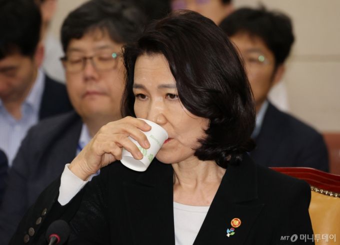 [서울=뉴시스] 김명년 기자 = 이진숙 방송통신위원장이 27일 오후 서울 여의도 국회에서 열린 과학기술정보방송통신위원회 전체회의에서 물을 마시고 있다. 2025.06.27. kmn@newsis.com /사진=김명년