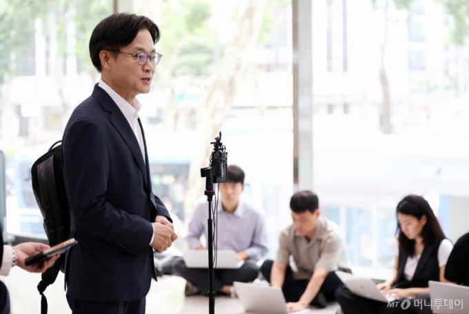 (서울=뉴스1) 오대일 기자 = 이재명 정부 초대 산업통상자원부 장관에 지명된 김정관 후보자(두산에너빌리티 사장)가 30일 오전 서울 강남구 한국기술센터에 마련된 인사청문회 준비단 사무실로 출근하며 지명 소감을 밝히고 있다. 2025.6.30/뉴스1  Copyright (C) 뉴스1. All rights reserved. 무단 전재 및 재배포,  AI학습 이용 금지. /사진=(서울=뉴스1) 오대일 기자