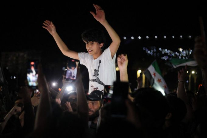 도널드 트럼프 미국 대통령이 5월 13일(현지시간) 시리아에 대한 제재를 해제하기로 하자 시리아 다마스쿠스의 오메이야드 광장에 시리아인들이 모여들어 기뻐하고 있다. /AFPBBNews=뉴스1