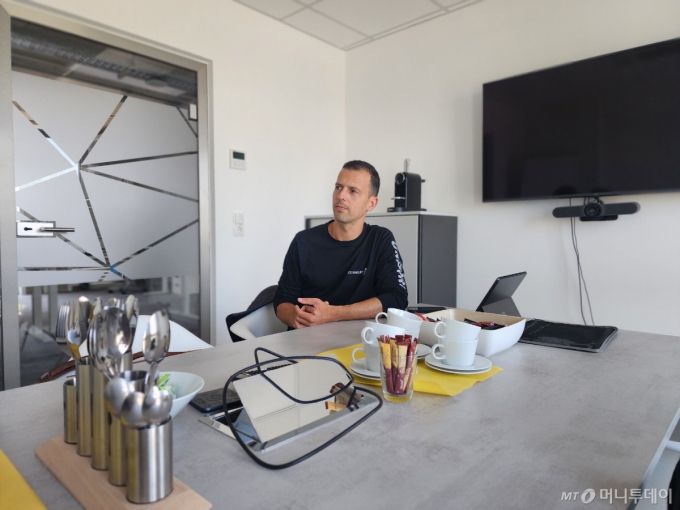 독일 슈타이네르트의 니콜라스 델레리스 재활용 사업부 매니저가 폐차 플라스틱 재활용에 대해 설명하고 있다 /사진=김지현 기자