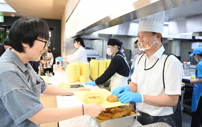 조용익 부천시장이 1일 구내식당에서 직원들에게 직접 점심을 배식하고 있다./사진제공=부천시