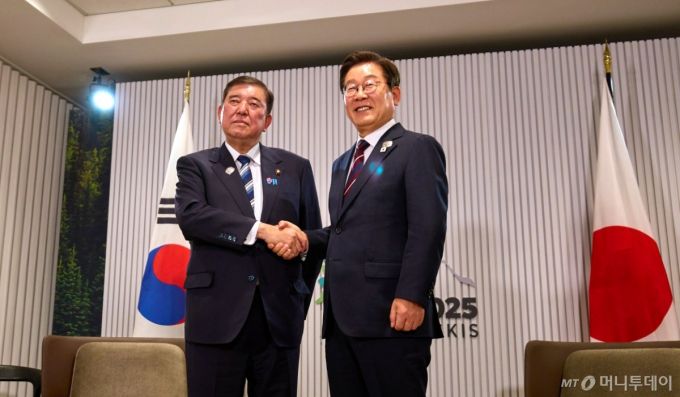 (서울=뉴스1) 박지혜 기자 = 이재명 대통령이 17일(현지시간) 캐나다 앨버타주 캐내내스키스 주요 7개국(G7) 정상회의장에서 이시바 시게루 일본 총리와 한·일 정상회담을 하고 있다. (대통령실 제공. 재판매 및 DB 금지)  2025.6.19/뉴스1  Copyright (C) 뉴스1. All rights reserved. 무단 전재 및 재배포,  AI학습 이용 금지. /사진=(서울=뉴스1) 박지혜 기자