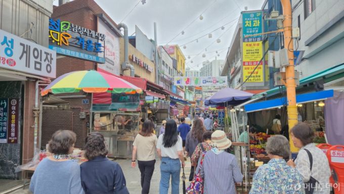 지난달 27일 오후 머니투데이 더300[the300]이 방문한 서울 동작구 남성사계시장. 많은 시민들이 시장을 찾아 장을 보고 있다. 남성시장은 이재명 대통령 내외가 현충일 추념식을 마치고 방문한 시장이다./사진=조성준 기자