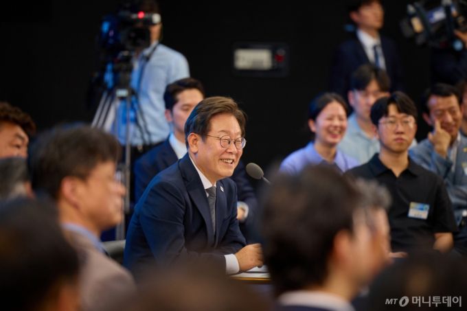 [서울=뉴시스] 이재명 대통령이 25일 광주 국립아시아문화전당에서 광주시민·전남도민과 타운홀미팅을 하고 있다. (사진=대통령실 제공) 2025.06.25. photo@newsis.com *재판매 및 DB 금지 /사진=