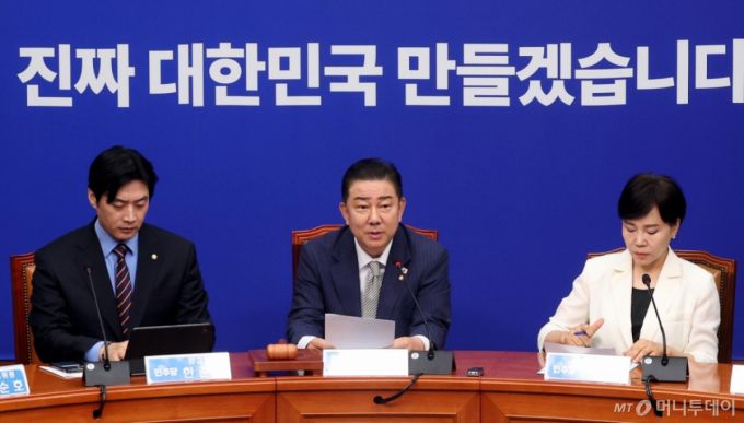 [서울=뉴시스] 조성봉 기자 = 김병기 더불어민주당 당대표 직무대행 겸 원내대표가 2일 오전 서울 여의도 국회에서 열린 최고위원회의에서 발언을 하고 있다. 2025.07.02.suncho21@newsis.com /사진=조성봉