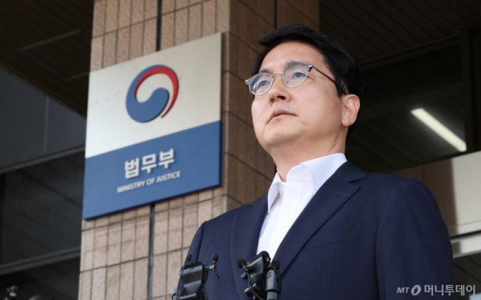 (서울=뉴스1) 장수영 기자 = 심우정 검찰총장 후보자가 11일 오후 경기 과천 법무부 청사 앞에서 후보자 지명 관련 소감을 밝히고 있다. 2024.8.11/뉴스1  Copyright (C) 뉴스1. All rights reserved. 무단 전재 및 재배포,  AI학습 이용 금지. /사진=(서울=뉴스1) 장수영 기자