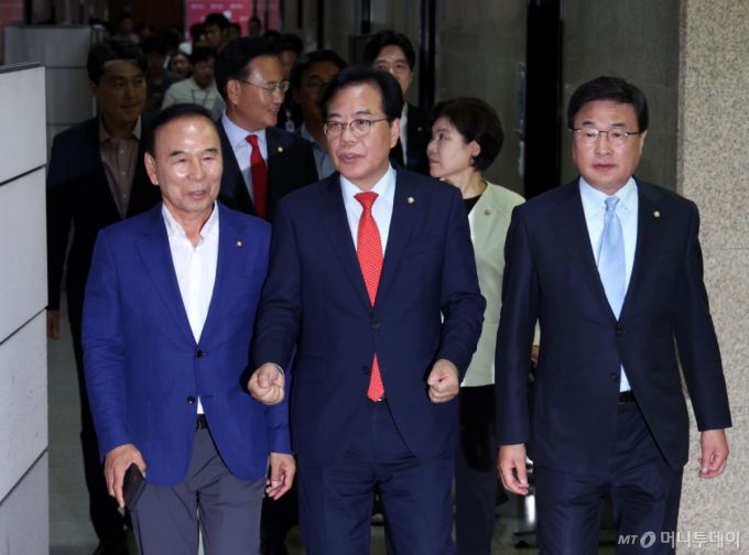 송언석 국민의힘 비상대책위원장 겸 원내대표가 1일 오후 서울 여의도 국회에서 열린 비공개 비대위회의에 참석하고 있다. 왼쪽부터 박덕흠 비대위원, 송언석 비대위원장, 김대식 비대위원. 2025.07.01. /사진=뉴시스 /사진=김금보