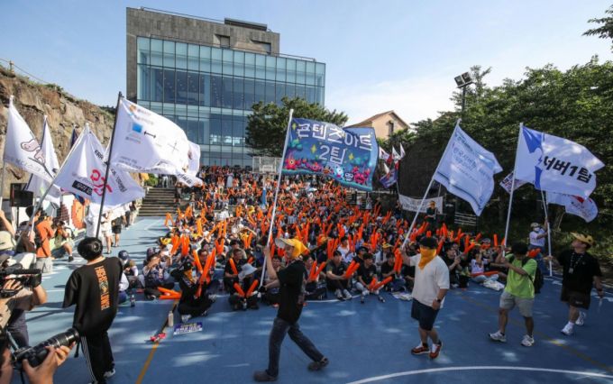 민주노총 화학섬유식품노조 넥슨지회 네오플분회 소속 네오플 본사 직원들이 25일 오후 제주시 노형동 네오플 사옥 내 농구장에서 고강도 노동과 성과급 문제를 거론하며 파업 결의대회를 열고 있다. /사진=뉴시스