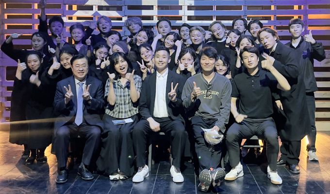 히라노 마코토 PD가 방문 일정을 마치고 순천향대 공연영상학과 구성원들과 기념촬영하고 있다./사진제공=순천향대