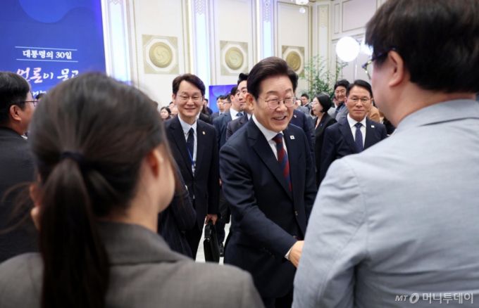 [서울=뉴시스] 고범준 기자 = 이재명 대통령이 3일 청와대 영빈관에서 열린 '대통령의 30일, 언론이 묻고 국민에게 답하다' 기자회견을 마친 뒤 기자단과 악수하며 퇴장하고 있다. 2025.07.03. bjko@newsis.com /사진=고범준