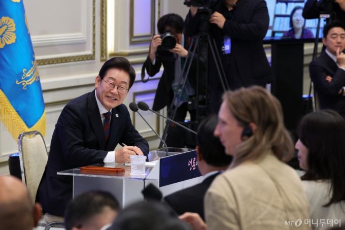 [서울=뉴시스] 고범준 기자 = 이재명 대통령이 3일 청와대 영빈관에서 열린 '대통령의 30일, 언론이 묻고 국민에게 답하다' 기자회견에서 출입기자 질문에 답변하고 있다.  (대통령실통신사진기자단) 2025.07.03. bjko@newsis.com /사진=