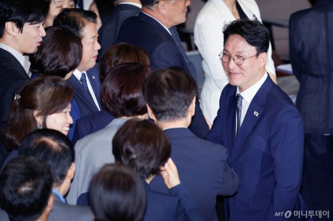 김민석 국무총리 후보자가 3일 오후 서울 여의도 국회에서 열린 제426회국회(임시회) 제4차 본회의에서 본인의 임명동의안에 무기명 투표를 하기 위해 줄 선 동료 의원들과 악수하고 있다. 2025.7.3/사진=뉴스1 /사진=(서울=뉴스1) 안은나 기자