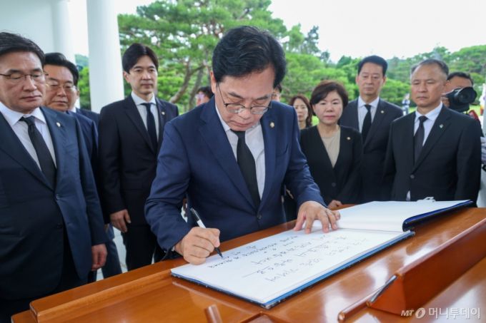 송언석 국민의힘 비상대책위원장 겸 원내대표가 2일 오전 서울 동작구 국립서울현충원에서 현충탑 참배를 마친 뒤 방명록을 작성하고 있다. '순국선열의 넋을 기리며 本立道生(본립도생)의 마음으로 다시 시작하겠습니다'라고 적혀있다. 2025.7.2/사진=뉴스1 /사진=(서울=뉴스1) 안은나 기자
