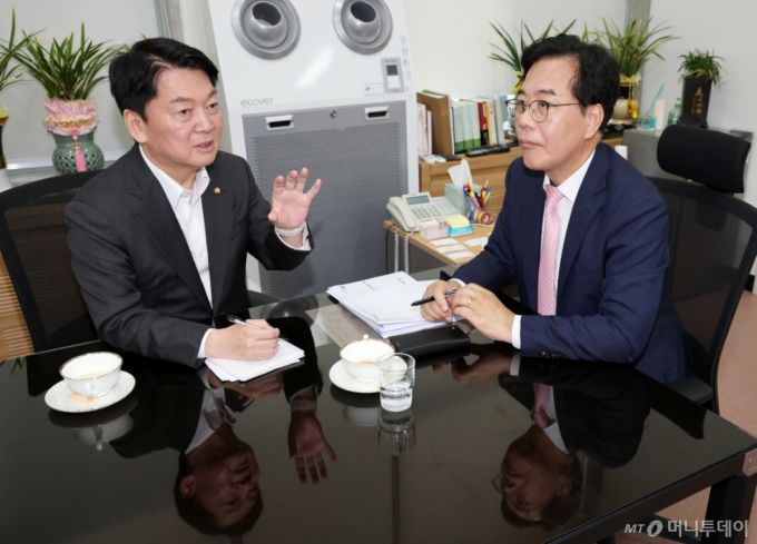 [서울=뉴시스] 고승민 기자 = 송언석(오른쪽) 국민의힘 비대위원장과 안철수 혁신위원장이 2일 서울 여의도 국회 국민의힘 원내대표실에서 만나 면담을 하고 있다. (공동취재) 2025.07.02. photo@newsis.com /사진=김호웅