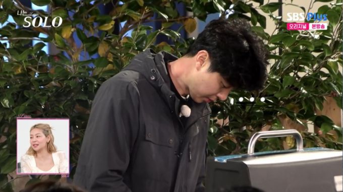 혼자 고기만 굽는 27기 영수. /사진=SBSPlus·ENA '나는 솔로' 캡처