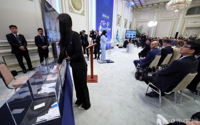 [서울=뉴시스] 고범준 기자 = 3일 청와대 영빈관에서 열린 이재명 대통령의 '대통령의 30일, 언론이 묻고 국민에게 답하다' 기자회견에서 취재진이 질문을 위해 명함을 뽑고 있다. 2025.07.03. bjko@newsis.com /사진=고범준