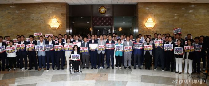 (서울=뉴스1) 김민지 기자 = 국민의힘 송언석 비상대책위원장 겸 원내대표를 비롯한 의원들이 본회의가 열린 3일 오후 서울 여의도 국회 로텐더홀에서 김민석 국무총리 후보자 임명동의안 표결에 불참한 뒤 규탄 피켓을 들고 구호를 외치고 있다. 2025.7.3/뉴스1  Copyright (C) 뉴스1. All rights reserved. 무단 전재 및 재배포,  AI학습 이용 금지. /사진=(서울=뉴스1) 김민지 기자