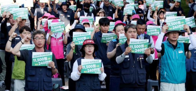 민주노총 조합원들이 3일 오후 최저임금위원회 9차 전원회의가 열리고 있는 세종시 정부세종청사 고용노동부 앞에서 결의대회를 열고  최저임금 인상을 촉구하고 있다. 2025.7.3/뉴스1  Copyright (C) 뉴스1. All rights reserved. 무단 전재 및 재배포,  AI학습 이용 금지. /사진=뉴스1