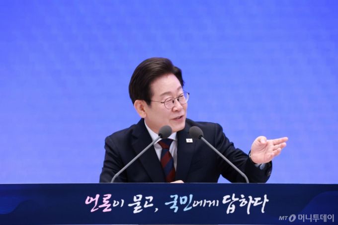 [서울=뉴시스] 고범준 기자 = 이재명 대통령이 3일 청와대 영빈관에서 열린 '대통령의 30일, 언론이 묻고 국민에게 답하다' 기자회견에서 출입기자 질문에 답변하고 있다.  (대통령실통신사진기자단) 2025.07.03. bjko@newsis.com /사진=