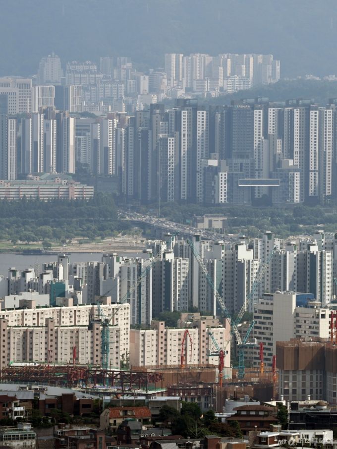 (서울=뉴스1) 민경석 기자 = 이재명 대통령이 3일 정부의 부동산 정책에 대해 "이번 대출 규제는 맛보기에 불과하다"며 "수요 억제책은 많이 남아있다"고 밝혔다.  이 대통령은 이날 서울 청와대 영빈관에서 열린 취임 30일 기념 기자회견에서  "수도권 집중이 심화되는 와중에 투기적 수요가 시장을 매우 교란하고 있다. 이러한 전체 흐름을 바꾸겠다"며 이같이 말했다.  사진은 이날 서울 중구 남산에서 바라본 강남 일대 아파트 단지 모습. 2025.7.3/뉴스1  Copyright (C) 뉴스1. All rights reserved. 무단 전재 및 재배포,  AI학습 이용 금지. /사진=(서울=뉴스1) 민경석 기자