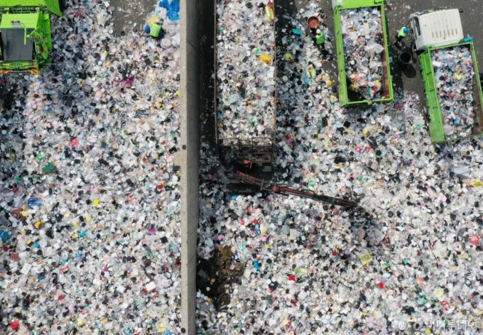 [수원=뉴시스] 김종택 기자 =  경기 수원시 영통구 수원시자원순환센터에 각 가정에서 쏟아져 나온 플라스틱 폐기물 등이 가득 쌓여 있다. 2025.04.21. jtk@newsis.com /사진=김종택