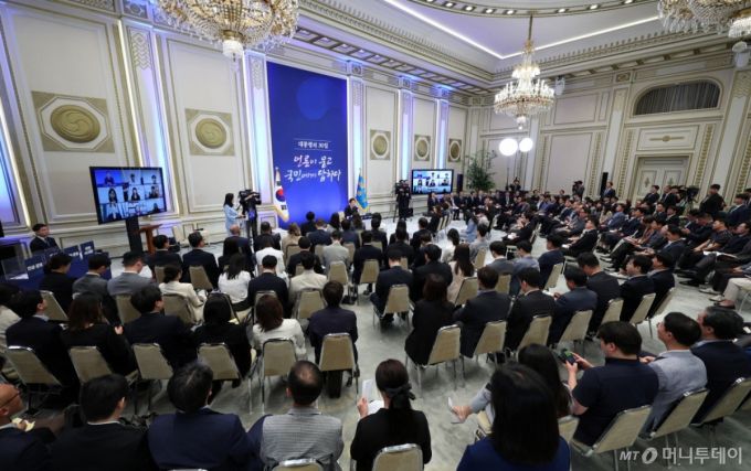 [서울=뉴시스] 고범준 기자 = 이재명 대통령이 3일 청와대 영빈관에서 열린 '대통령의 30일, 언론이 묻고 국민에게 답하다' 기자회견에서 출입기자들 질문에 답변하고 있다. 2025.07.03. bjko@newsis.com /사진=고범준