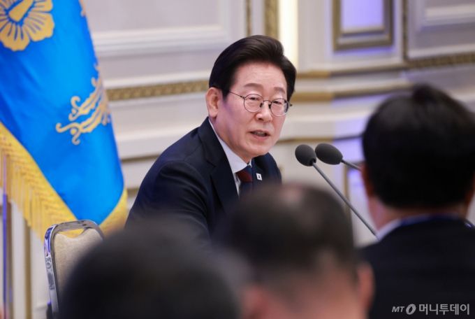 [서울=뉴시스] 고범준 기자 = 이재명 대통령이 3일 청와대 영빈관에서 열린 '대통령의 30일, 언론이 묻고 국민에게 답하다' 기자회견에서 기자들 질문에 답변하고 있다. 2025.07.03. bjko@newsis.com /사진=고범준