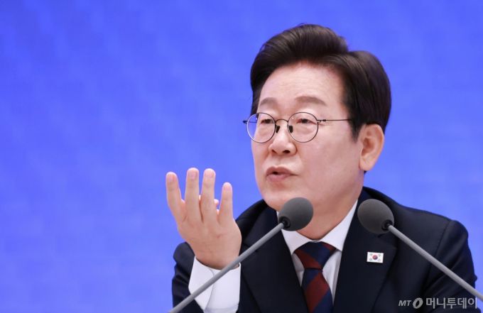 [서울=뉴시스] 고범준 기자 = 이재명 대통령이 3일 청와대 영빈관에서 열린 '대통령의 30일, 언론이 묻고 국민에게 답하다' 기자회견에서 출입기자들 질문에 답변하고 있다. (대통령실통신사진기자단) 2025.07.03. bjko@newsis.com /사진=