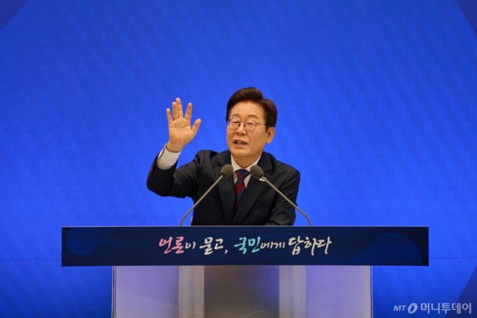 (서울=뉴스1) 허경 기자 = 이재명 대통령이 3일 서울 청와대 영빈관에서 열린 ‘대통령의 30일, 언론이 묻고 국민에게 답하다’ 기자회견에서 발언을 하고 있다. (대통령실 제공. 재판매 및 DB 금지) 2025.7.3/뉴스1  Copyright (C) 뉴스1. All rights reserved. 무단 전재 및 재배포,  AI학습 이용 금지. /사진=(서울=뉴스1) 허경 기자