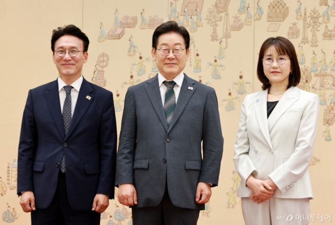 [서울=뉴시스] 고범준 기자 = 이재명 대통령이 4일 서울 용산 대통령실 청사에서 열린 임명장 수여식에서 김민석 신임 국무총리에게 임명장을 수여한 뒤 기념촬영 하고 있다. 오른쪽은 김 총리 배우자. 2025.07.04. bjko@newsis.com /사진=고범준