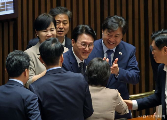 김민석 국무총리 후보자가 3일 서울 여의도 국회에서 열린 제426회 국회(임시회) 제4차 본회의에서 총리 임명동의안이 가결된 후 의원들의 축하를 받고 있다. 2025.06.24. /사진=뉴시스 /사진=김금보