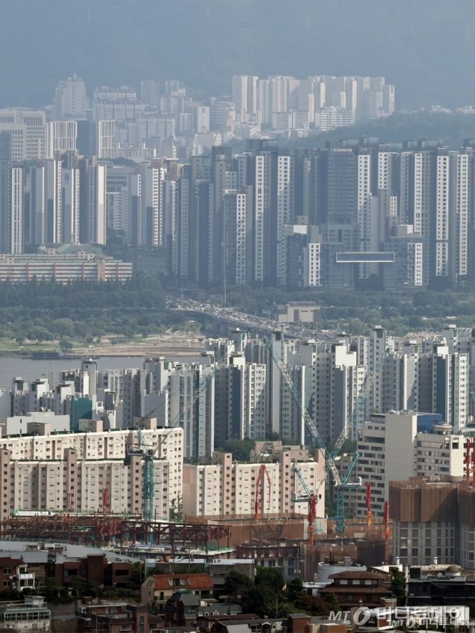 (서울=뉴스1) 민경석 기자 = 이재명 대통령이 3일 정부의 부동산 정책에 대해 "이번 대출 규제는 맛보기에 불과하다"며 "수요 억제책은 많이 남아있다"고 밝혔다.  이 대통령은 이날 서울 청와대 영빈관에서 열린 취임 30일 기념 기자회견에서  "수도권 집중이 심화되는 와중에 투기적 수요가 시장을 매우 교란하고 있다. 이러한 전체 흐름을 바꾸겠다"며 이같이 말했다.  사진은 이날 서울 중구 남산에서 바라본 강남 일대 아파트 단지 모습. 2025.7.3/뉴스1  Copyright (C) 뉴스1. All rights reserved. 무단 전재 및 재배포,  AI학습 이용 금지. /사진=(서울=뉴스1) 민경석 기자