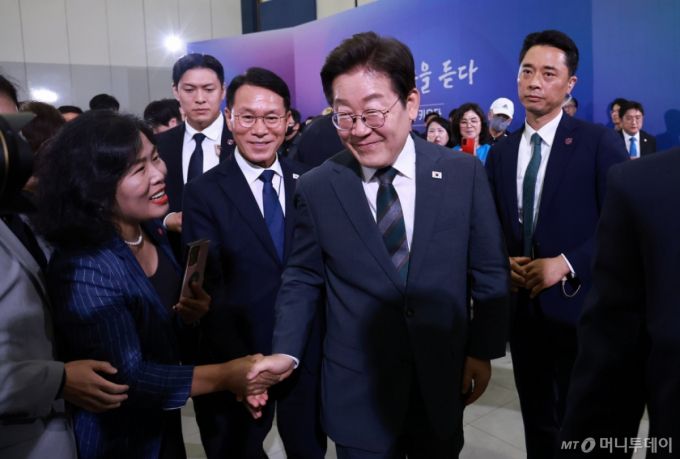 [대전=뉴시스] 고범준 기자 = 이재명 대통령이 4일 대전컨벤션센터에서 열린 '충청에서 듣다, 충청 타운홀 미팅'을 마치고 이동하며 참석자와 악수하고 있다. (대통령실통신사진기자단) 2025.07.04. bjko@newsis.com /사진=