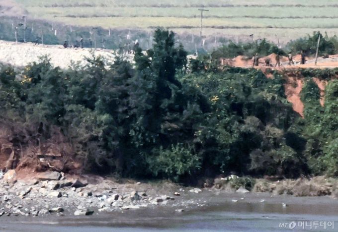 지난해 10월17일 경기도 파주시 접경지역에서 바라본 북한의 비무장지대(DMZ) 해안가 인근에서 북한군이 분주히 움직이고 있다. / 사진=뉴스1