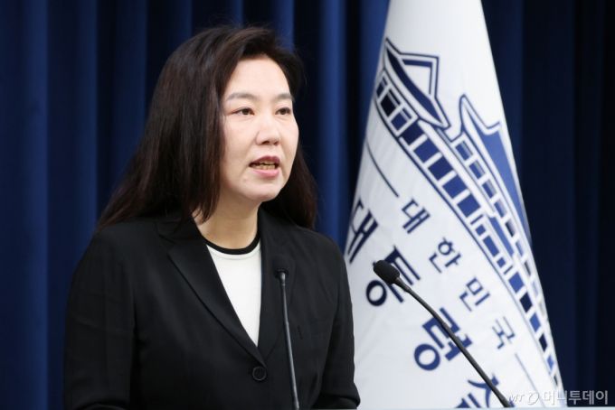 (서울=뉴스1) 허경 기자 = 강유정 대통령실 대변인이 5일 서울 용산구 대통령실 청사에서 국무회의 관련 브리핑을 하고 있다. 2025.7.5/뉴스1  Copyright (C) 뉴스1. All rights reserved. 무단 전재 및 재배포,  AI학습 이용 금지. /사진=(서울=뉴스1) 허경 기자