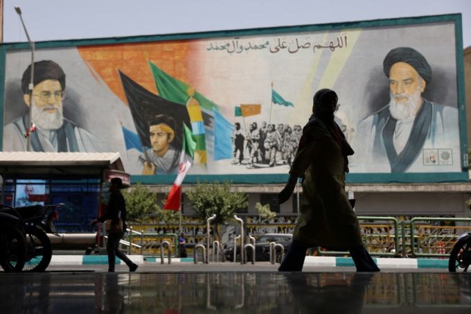 휴전이 발효된 지난달 24일 새벽(현지시간) 이란 테헤란의 한 거리에서 시민들이 아야톨라 알리 하메네이 최고지도자의 얼굴이 그려진 대형 벽화 옆을 지나가고 있다. 2025.06.24 /사진=로이터/뉴스1