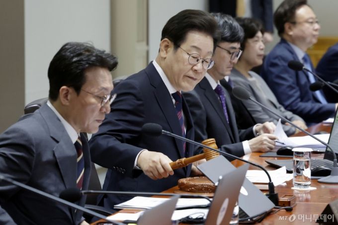 [서울=뉴시스] 최동준 기자 = 이재명 대통령이 5일 서울 용산 대통령실 청사에서 열린 국무회의에서 의사봉을 두드리며 개회 선언을 하고 있다. 2025.07.05. photocdj@newsis.com /사진=최동준
